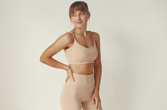 Imagem de uma mulher usando uma roupa fitness