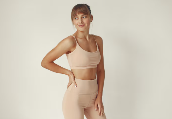 Imagem de uma mulher usando uma roupa fitness